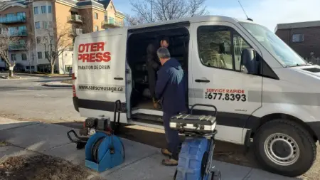 Techniciens de Nettoyage Rooter Express effectuant un nettoyage de drain par hydrocurage haute pression a Saint-Lambert sur la Rive-Sud de Montréal